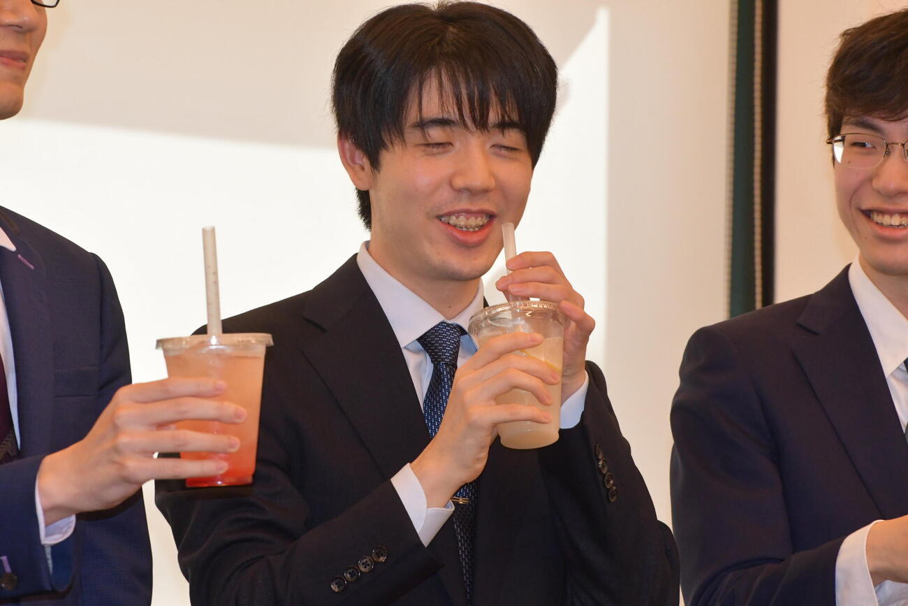 大キッシサカバの始まりで「棋の音スカッシュ」を飲む藤井聡太6冠