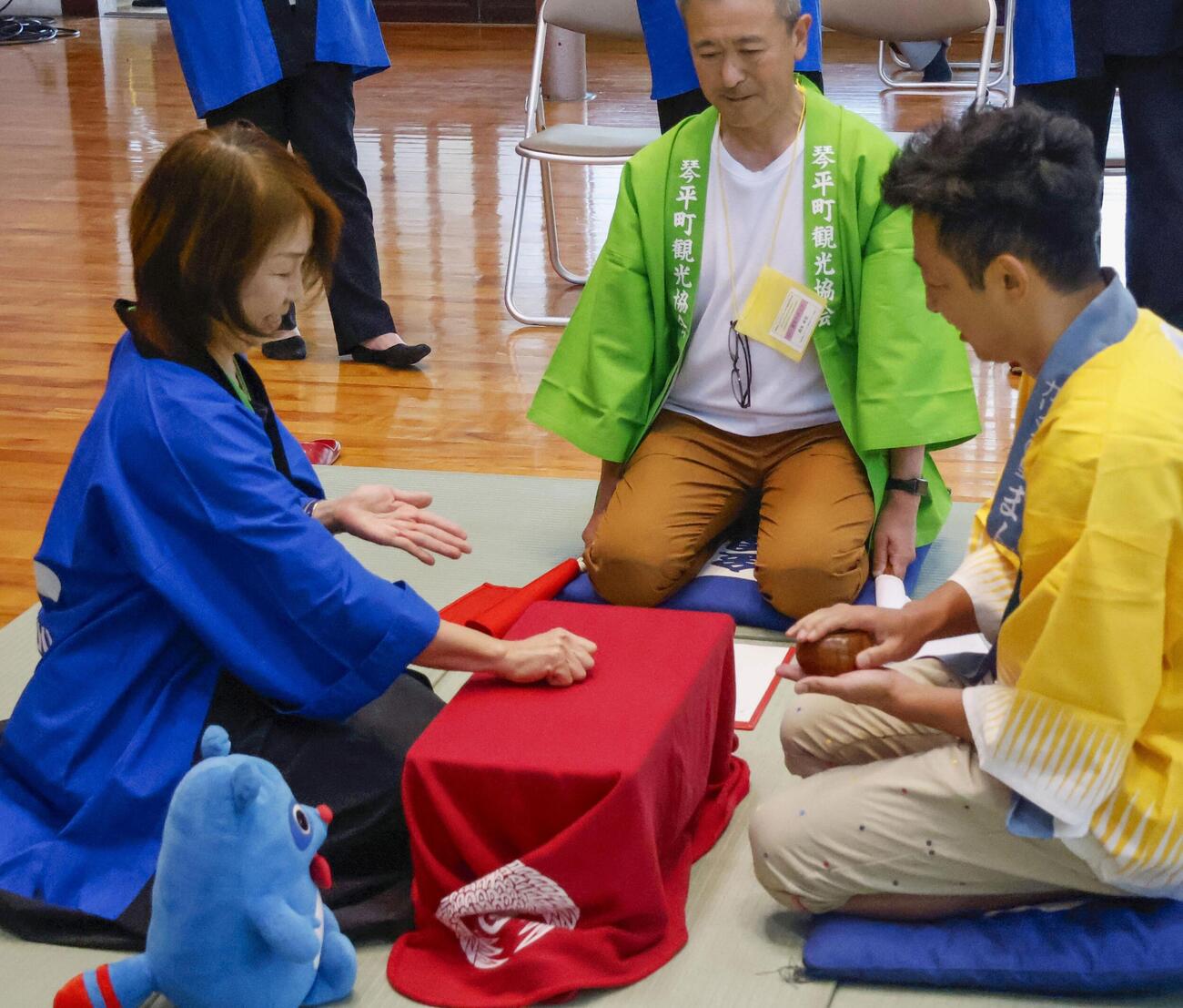 香川県琴平町で開かれた「第1回こんぴらふねふねお座敷世界大会」（共同）