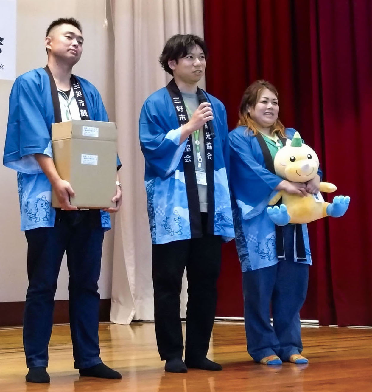 「第1回こんぴらふねふねお座敷世界大会」で優勝し、表彰式で笑顔を見せる冨上三和さん（右）（共同）