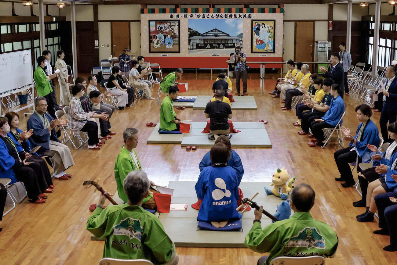 香川県琴平町で開かれた「第1回こんぴらふねふねお座敷世界大会」（共同）