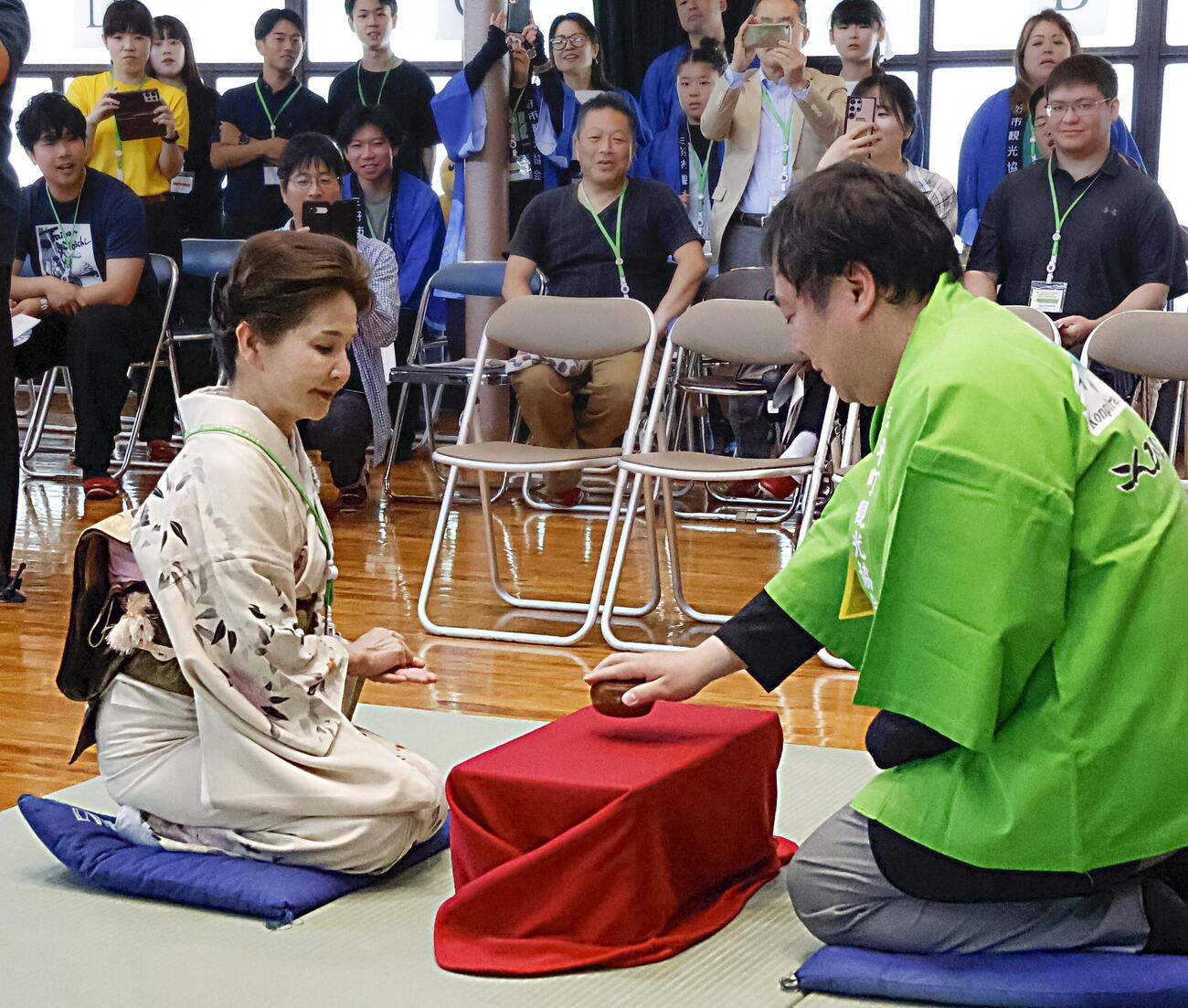 「第1回こんぴらふねふねお座敷世界大会」で行われた芸妓によるデモンストレーション（共同）