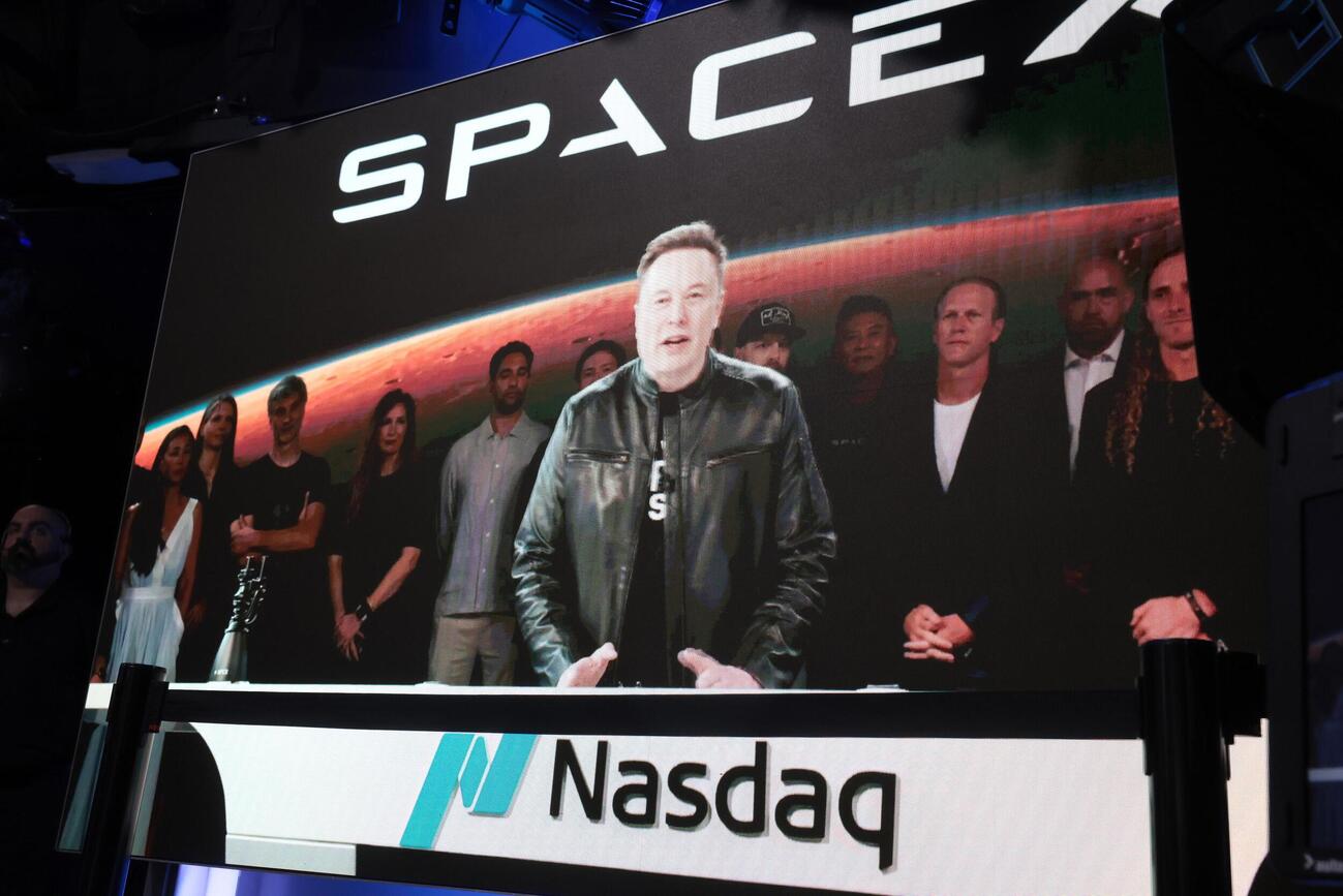 12日、米ニューヨークの繁華街にあるナスダックのスクリーンに映し出されたスペースXのイーロン・マスクCEOのビデオ映像（ゲッティ＝共同）