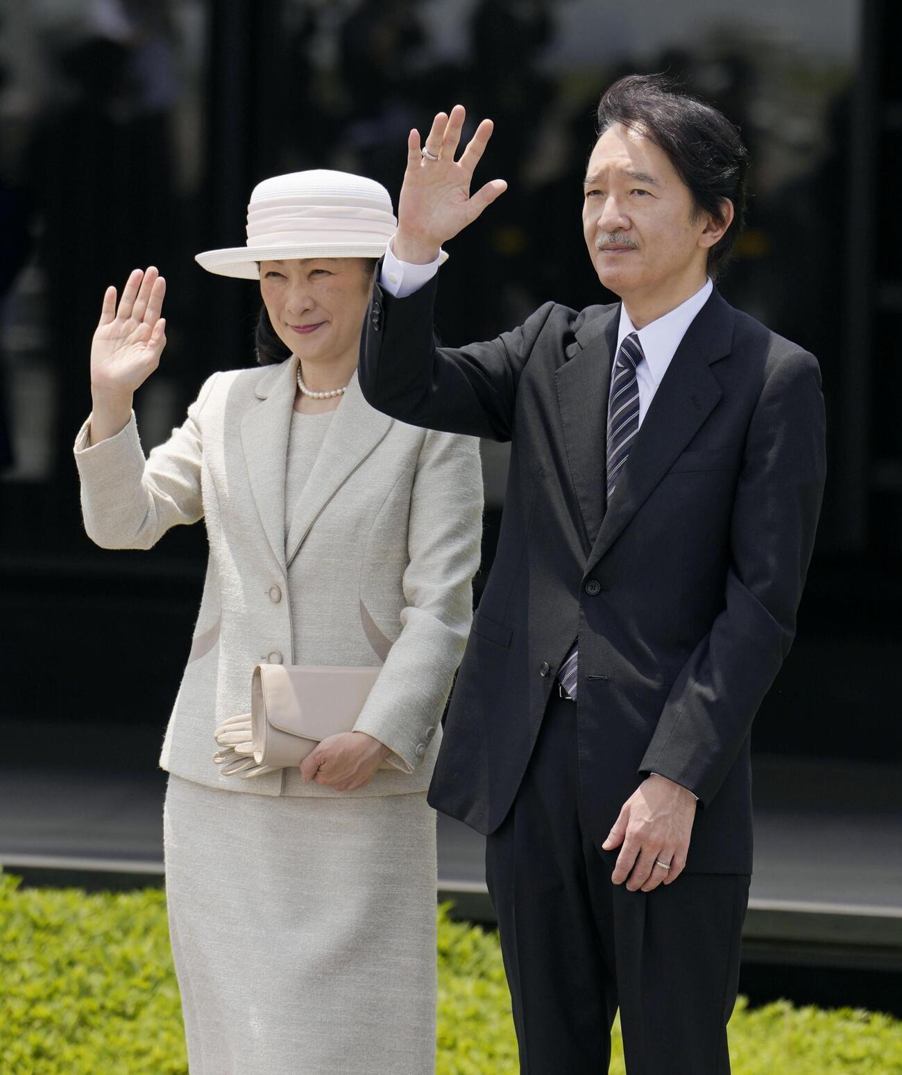 天皇、皇后両陛下を見送られる秋篠宮ご夫妻＝13日午前、羽田空港(共同)