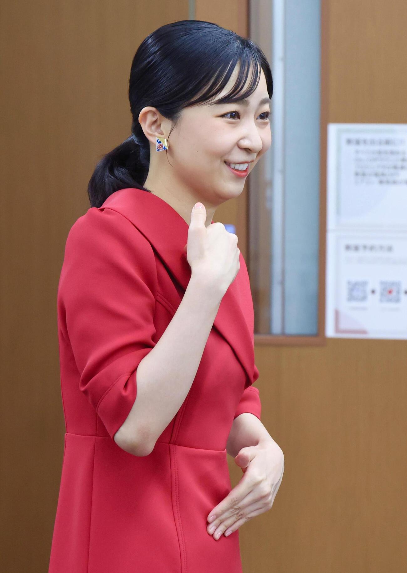 手話を使い、聴覚障害のあるキルギスの女性たちと懇談される佳子さま（代表撮影）