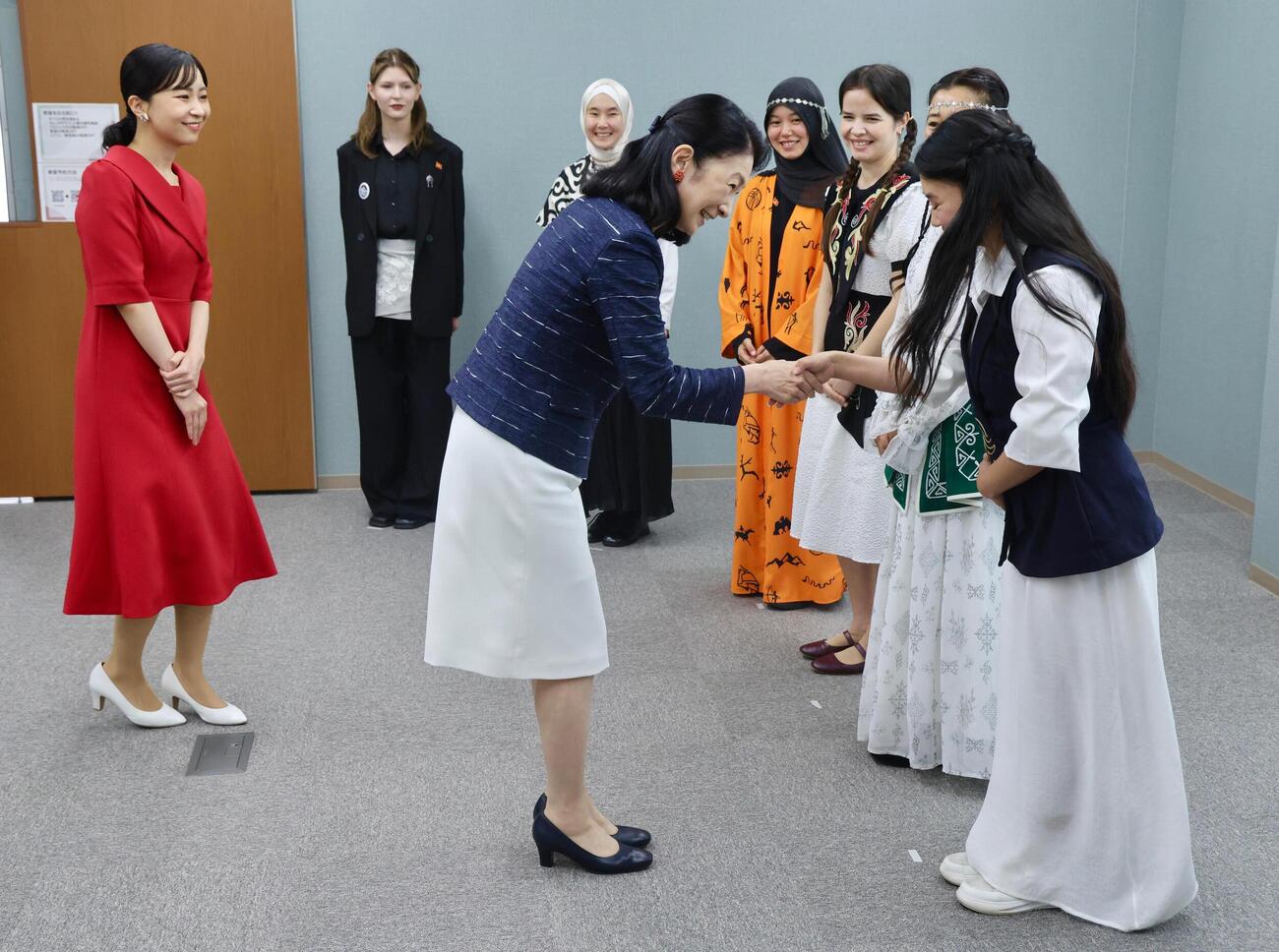 聴覚障害のあるキルギスの女性たちと懇談される秋篠宮妃紀子さまと佳子さま（代表撮影）