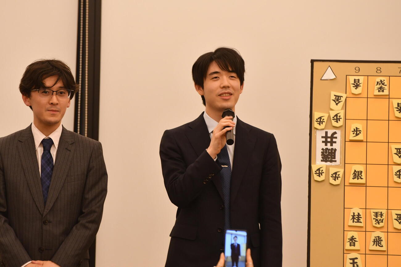 終局後に対局を振り返る藤井聡太6冠（右、左は敗れた伊藤匠2冠）