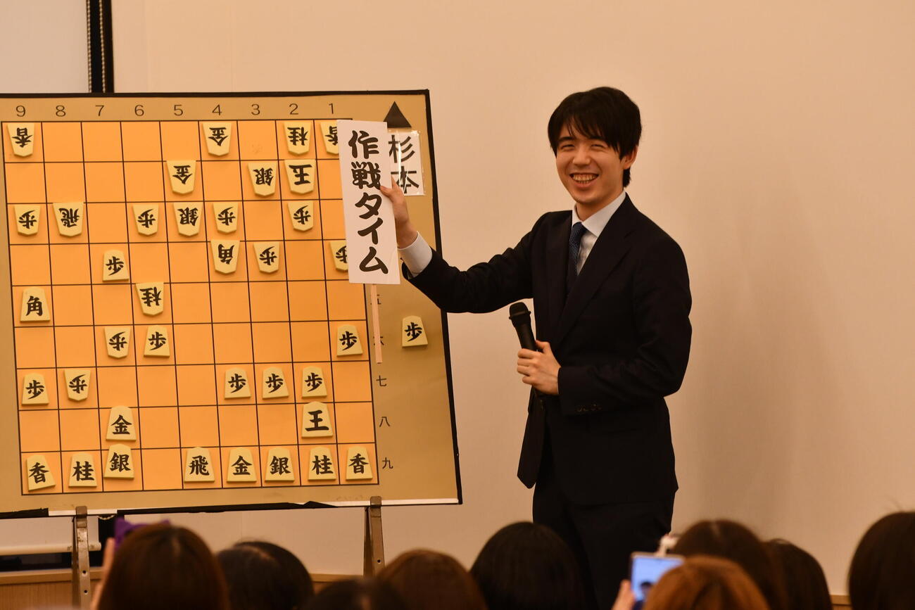 師匠の杉本昌隆八段に「作戦タイム」を指示する藤井聡太6冠