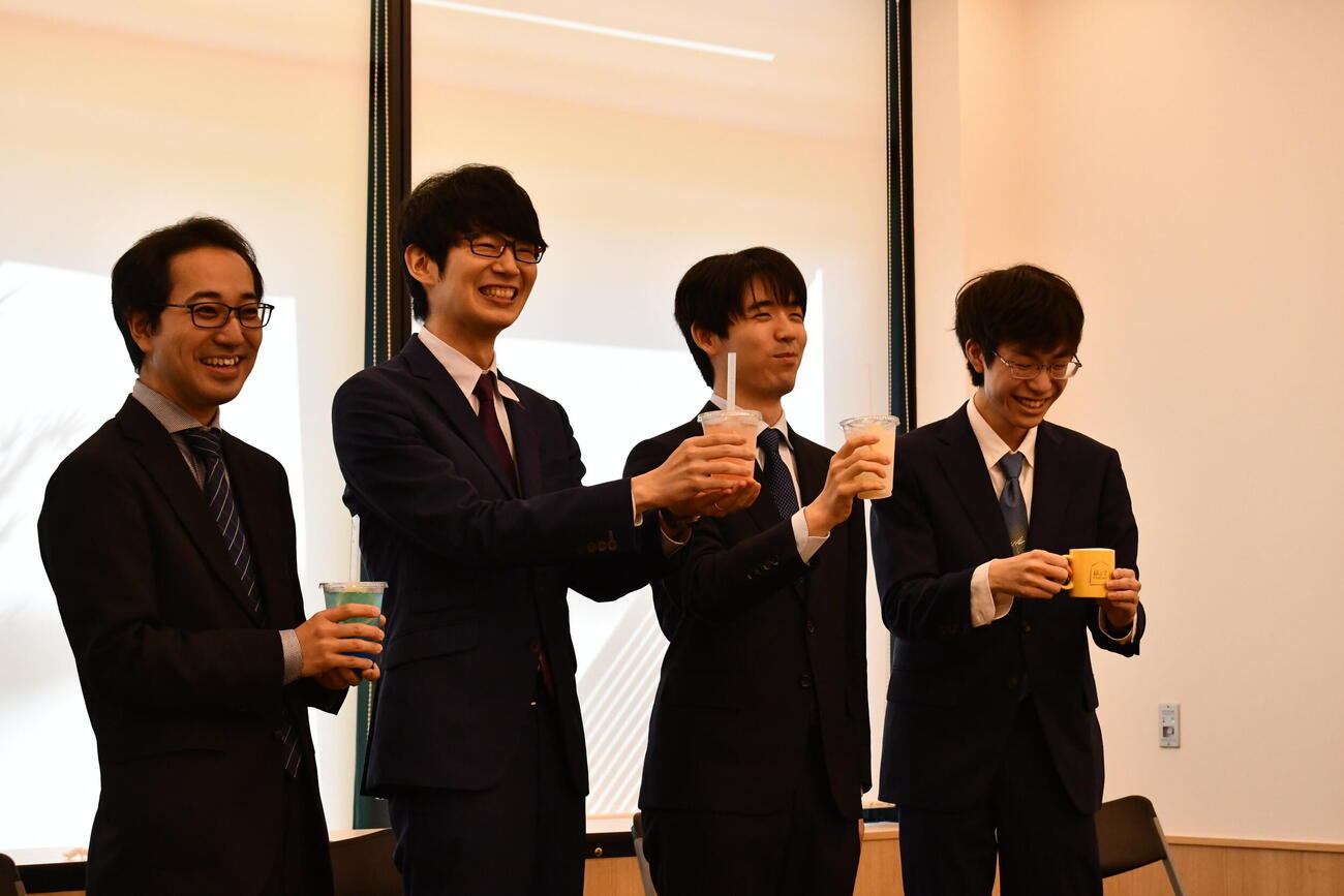 大キッシサカバで詰め将棋について語った及川拓馬七段、斎藤慎太郎八段、藤井聡太6冠、岩村凛太朗四段（左から）