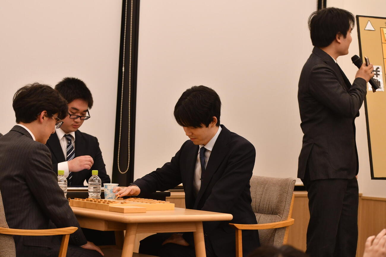 公開対局で伊藤匠2冠（左）を下した藤井聡太6冠