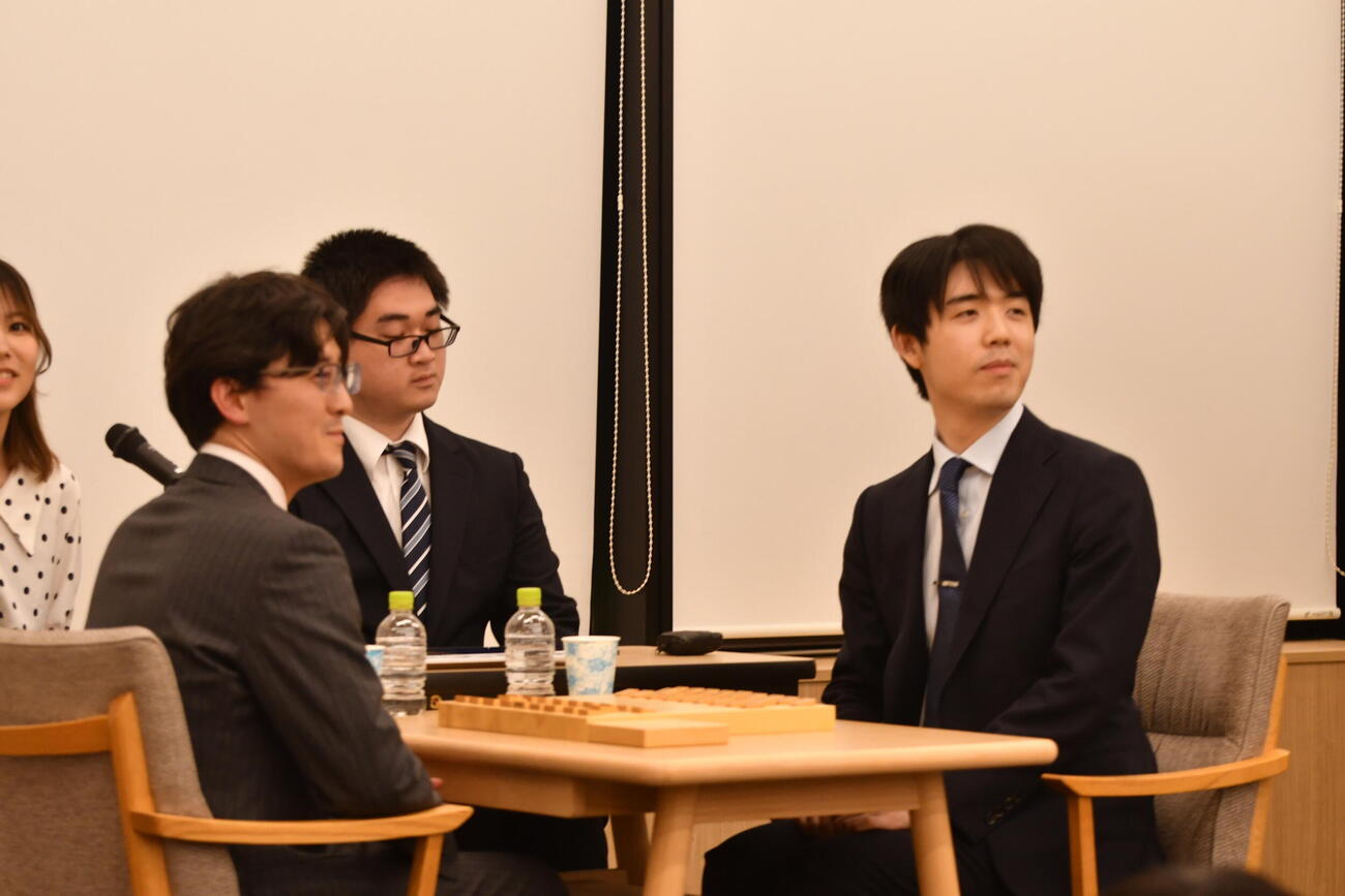 公開対局で伊藤匠2冠（左）を下した藤井聡太6冠