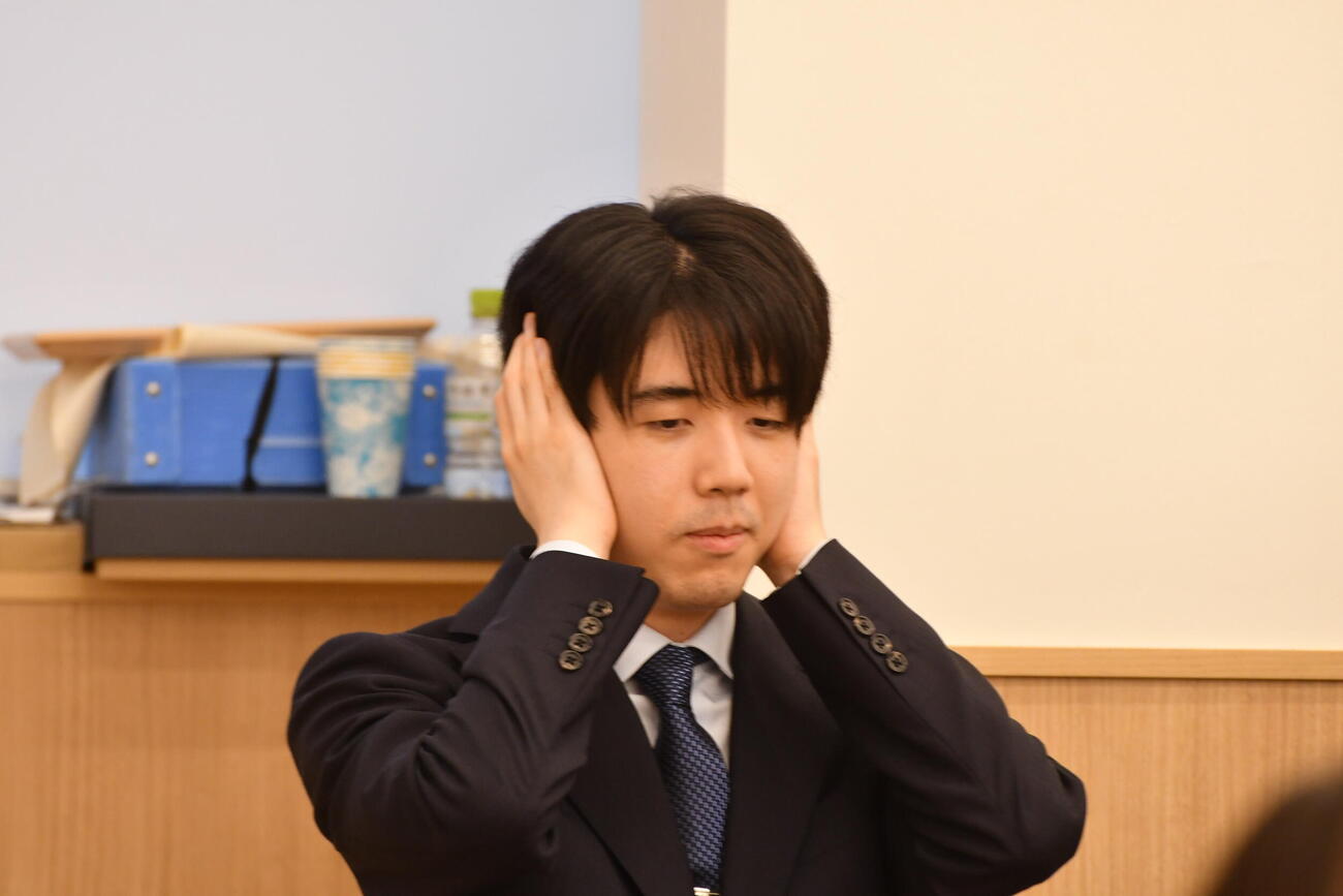 斎藤明日斗六段と伊藤匠2冠の作戦タイムの間は耳栓をして耳をふさいで待つ藤井聡太6冠
