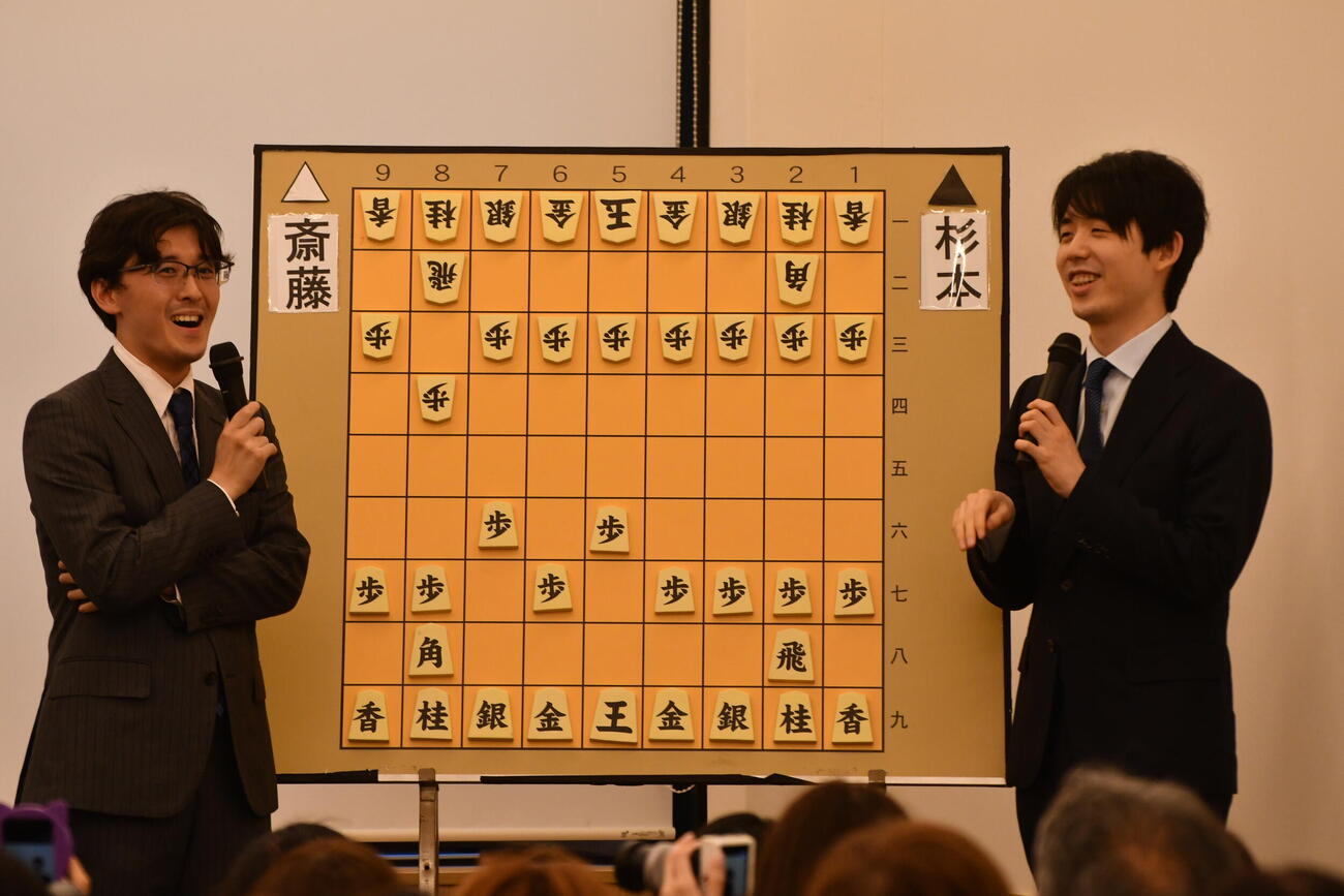 同学年の伊藤匠2冠（左）と大盤解説を行った藤井聡太6冠（右）