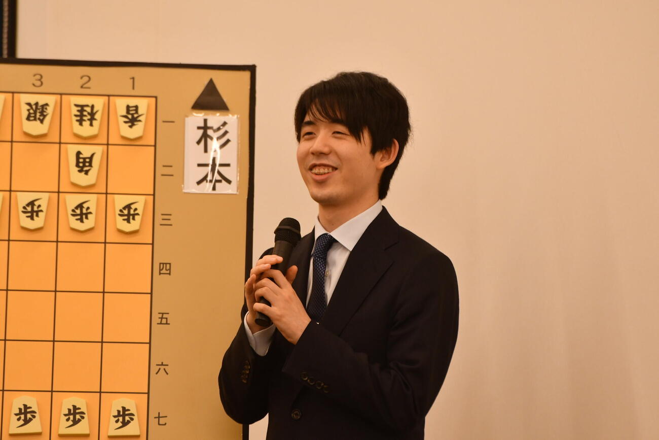 同学年の伊藤匠2冠と大盤解説を行った藤井聡太6冠