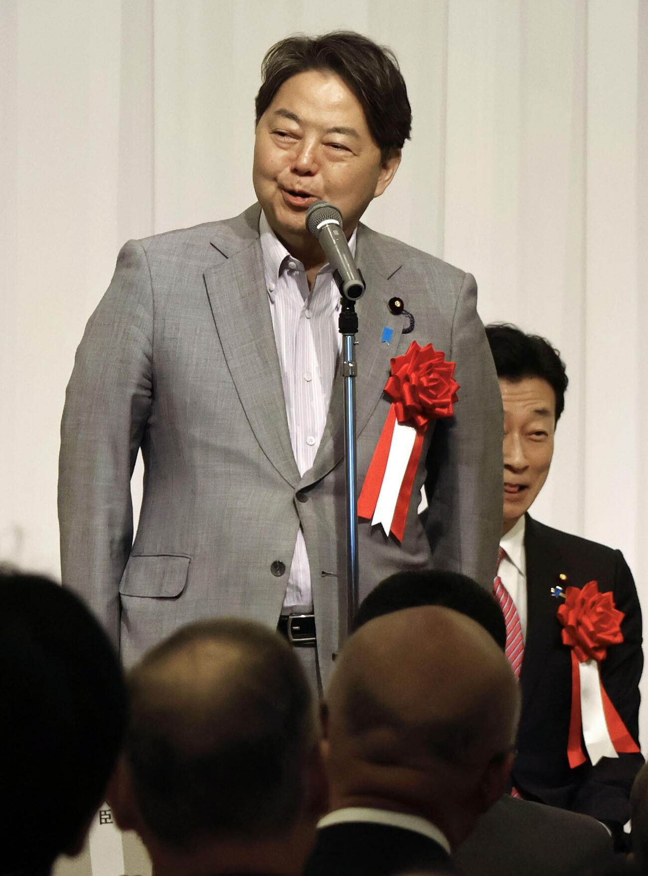 自民党島根県連の会合であいさつする林総務相＝14日午後、松江市(共同)