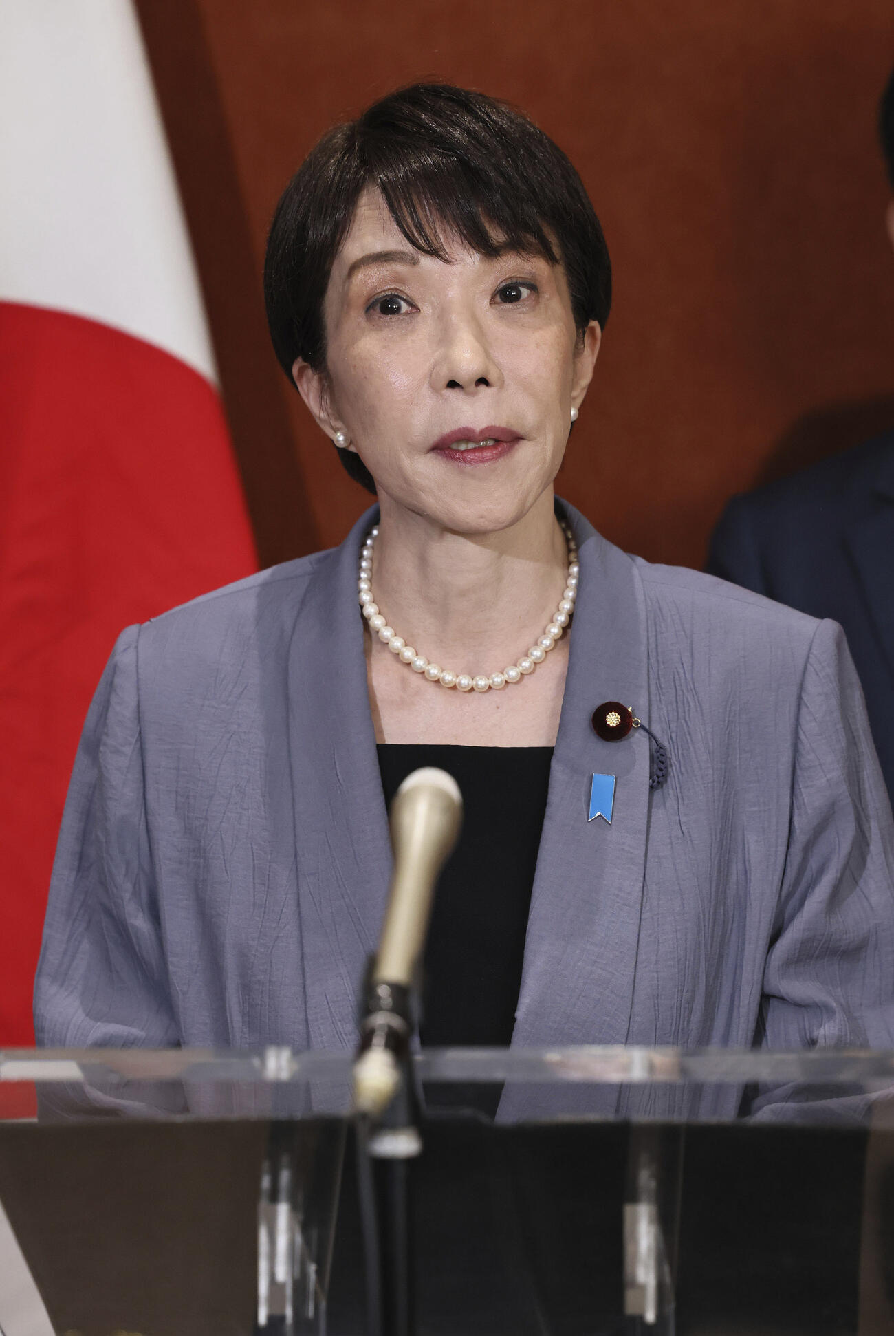 米イラン双方が戦闘終結に向けた覚書に合意したことを受け、記者団の質問に答える高市首相＝15日、ローマ（代表撮影・共同）