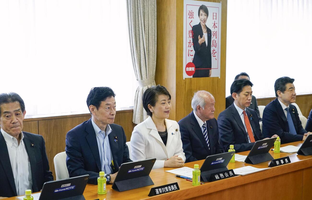 自民党総務会に臨む有村総務会長（左から3人目）ら＝16日午前、東京・永田町の党本部