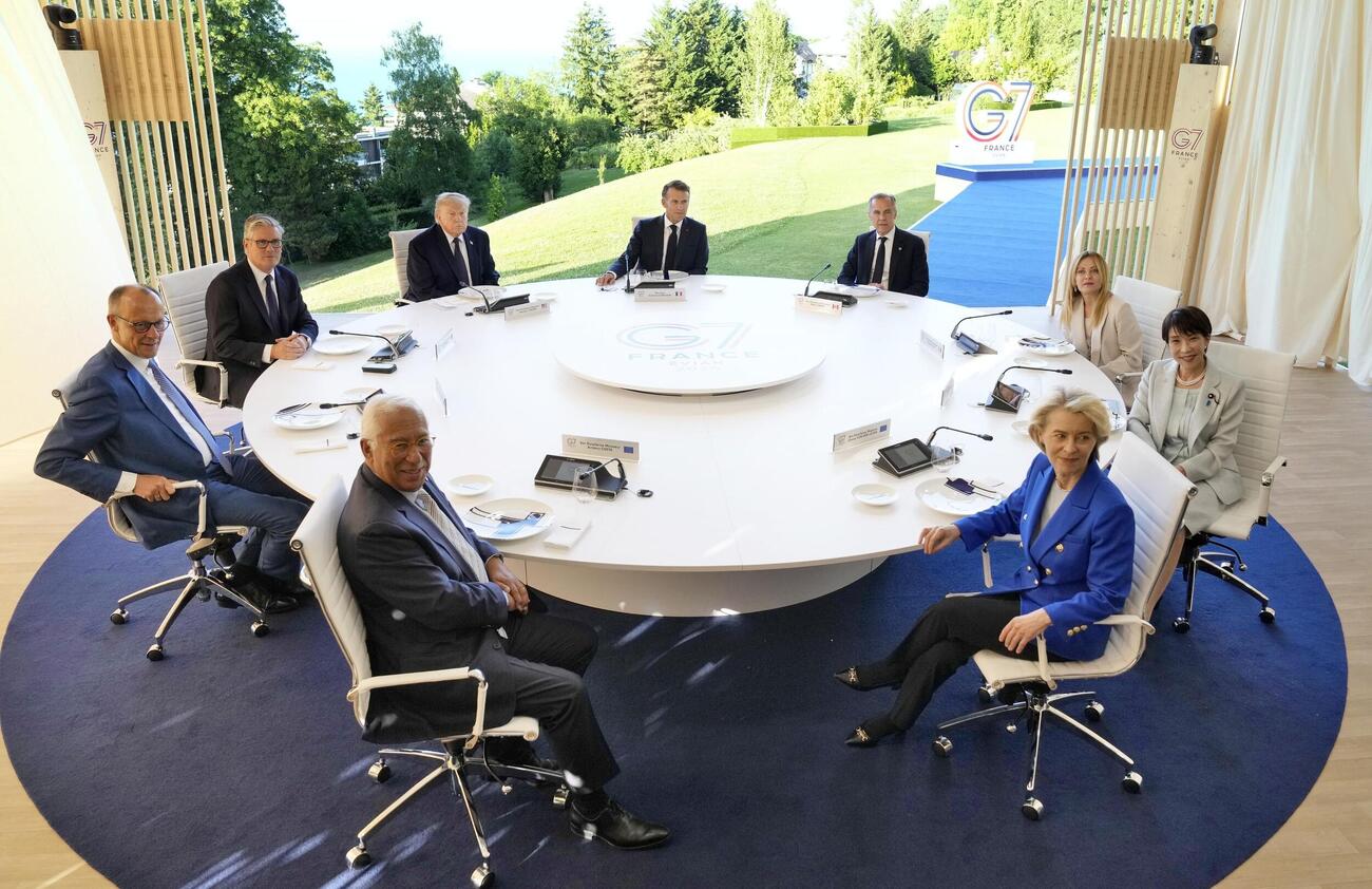 G7サミットが開幕し、夕食会に臨む（右端から時計回りに）高市首相、EUのフォンデアライエン欧州委員長、EUのコスタ大統領、ドイツのメルツ首相、スターマー英首相、トランプ米大統領、フランスのマクロン大統領、カナダのカーニー首相、イタリアのメローニ首相（共同）