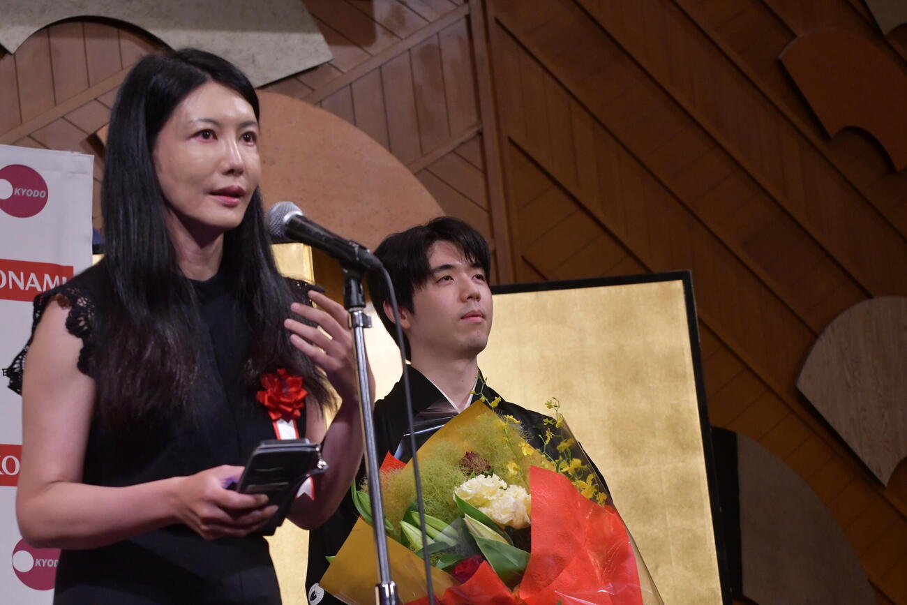 脳科学者の中野信子氏（左）は藤井聡太棋王（右）の就位式で祝辞を述べる