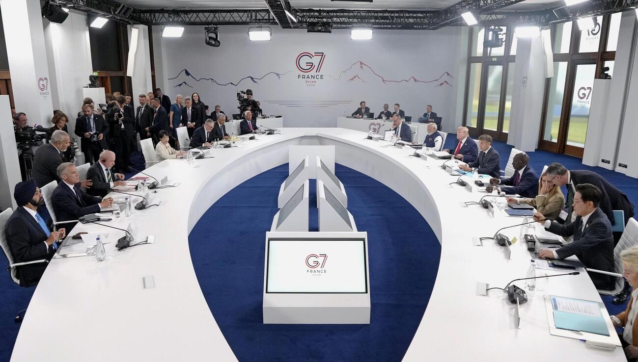 16日、G7サミットで招待国も含めた討議に臨む各国の首脳ら＝フランス東部エビアン（共同）