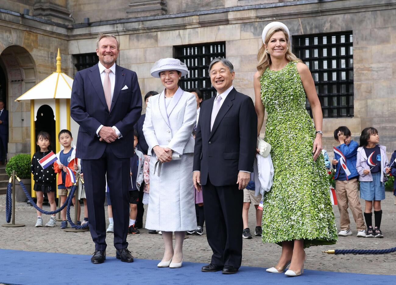 訪問先のオランダで、ウィレムアレクサンダー国王夫妻と歓迎式典に出席された天皇、皇后両陛下＝17日、アムステルダム（代表撮影・共同）