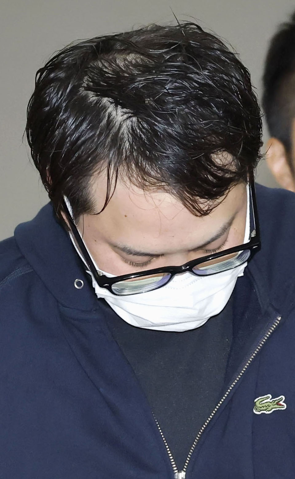 警視庁新宿署に入る沓沢大樹容疑者＝15日（共同）