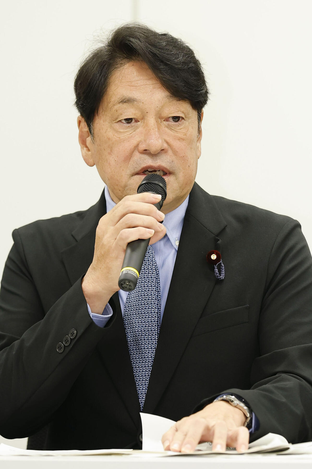 超党派の社会保障国民会議の実務者会議を終え、取材に応じる自民党の小野寺五典税調会長（共同）