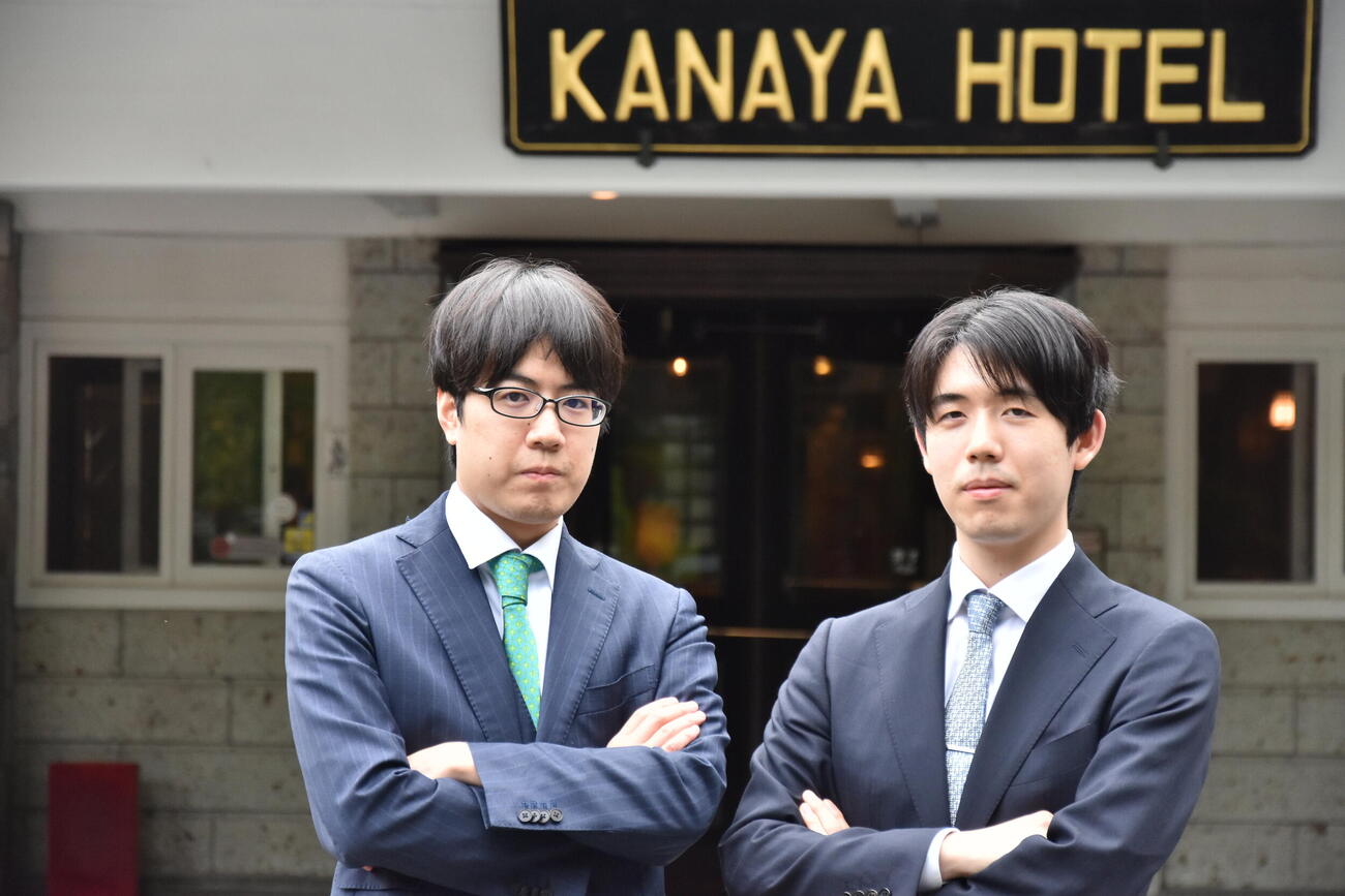 棋聖戦第2局の対局場である「日光金谷ホテル」で記念撮影に応じた挑戦者の服部慎一郎七段（左）と藤井聡太棋聖（右、日本将棋連盟提供）