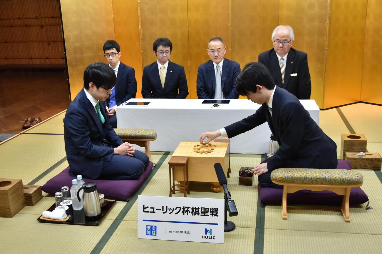 棋聖戦第2局の前日検分をおこなった挑戦者の服部慎一郎七段（左）と藤井聡太棋聖（右、日本将棋連盟提供）