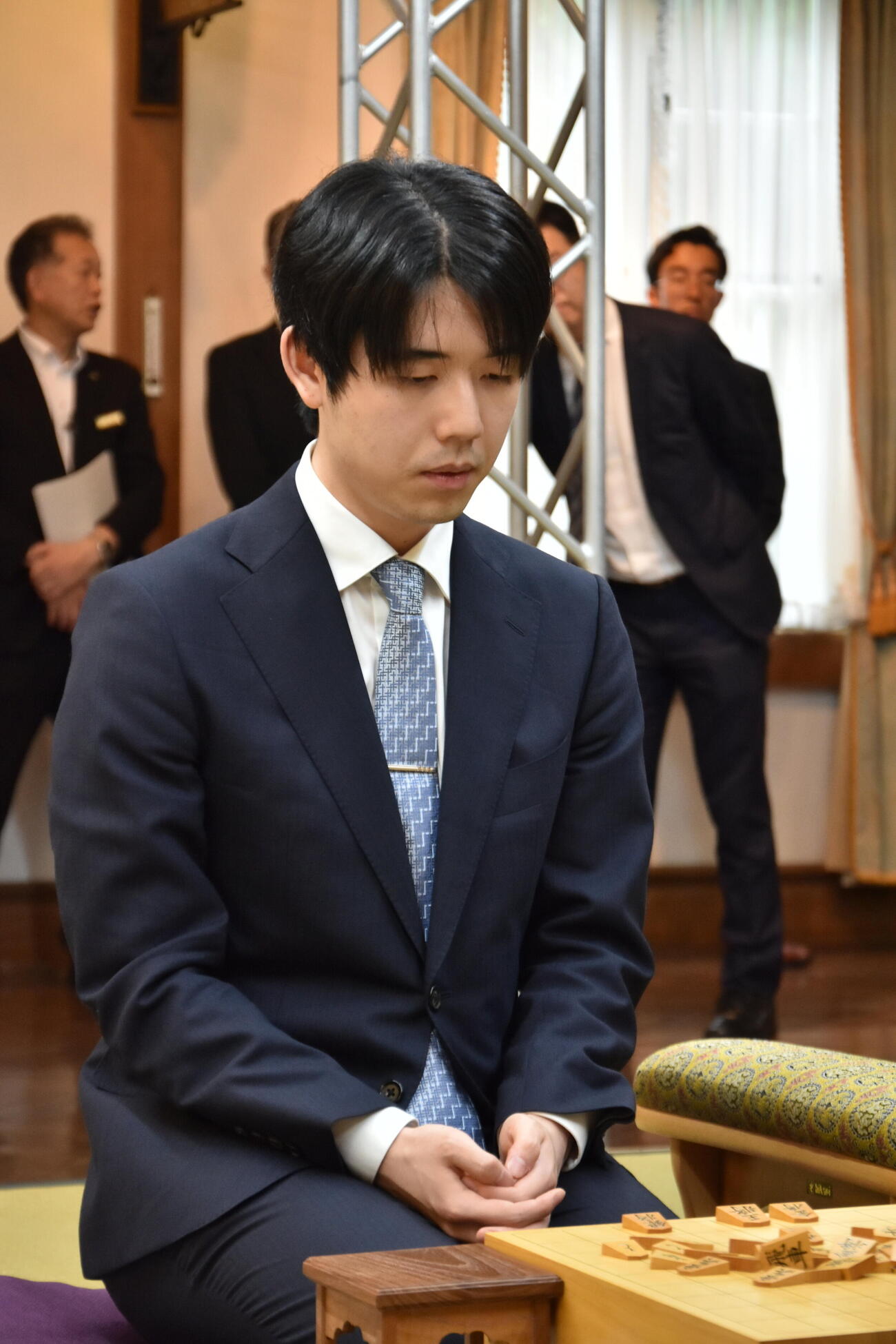 棋聖戦第2局の前日検分に臨む藤井聡太棋聖（日本将棋連盟提供）