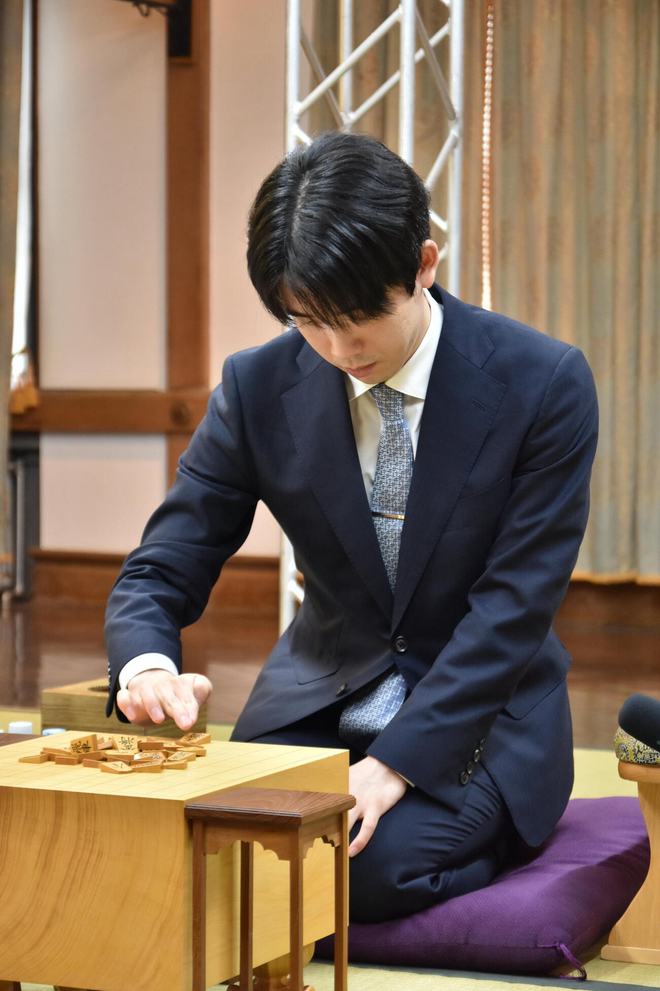 棋聖戦第2局の前日検分に臨む藤井聡太棋聖（日本将棋連盟提供）