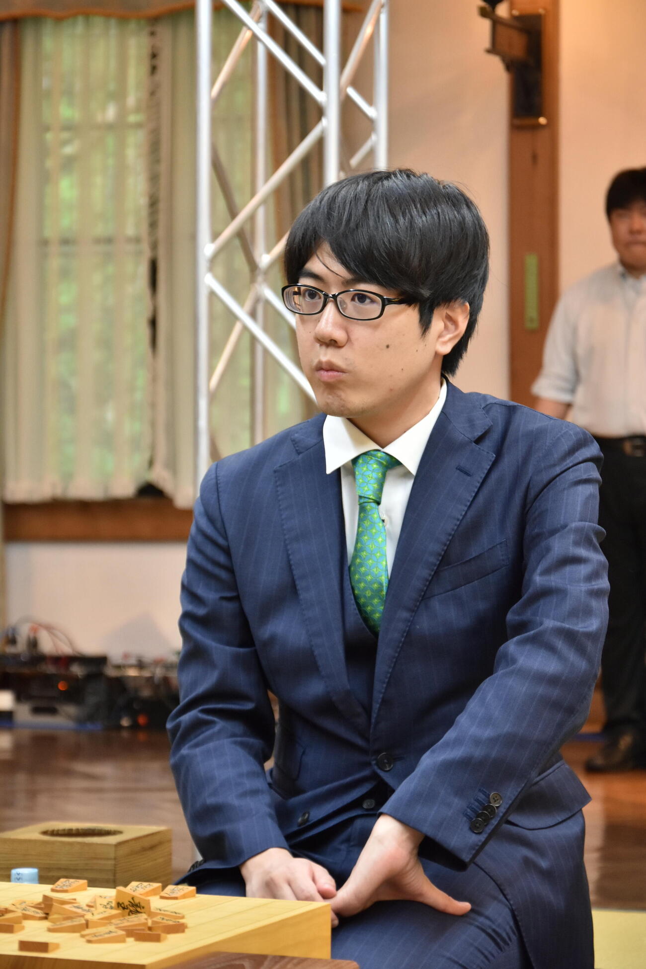 棋聖戦第2局の前日検分をおこなう挑戦者の服部慎一郎七段（日本将棋連盟提供）