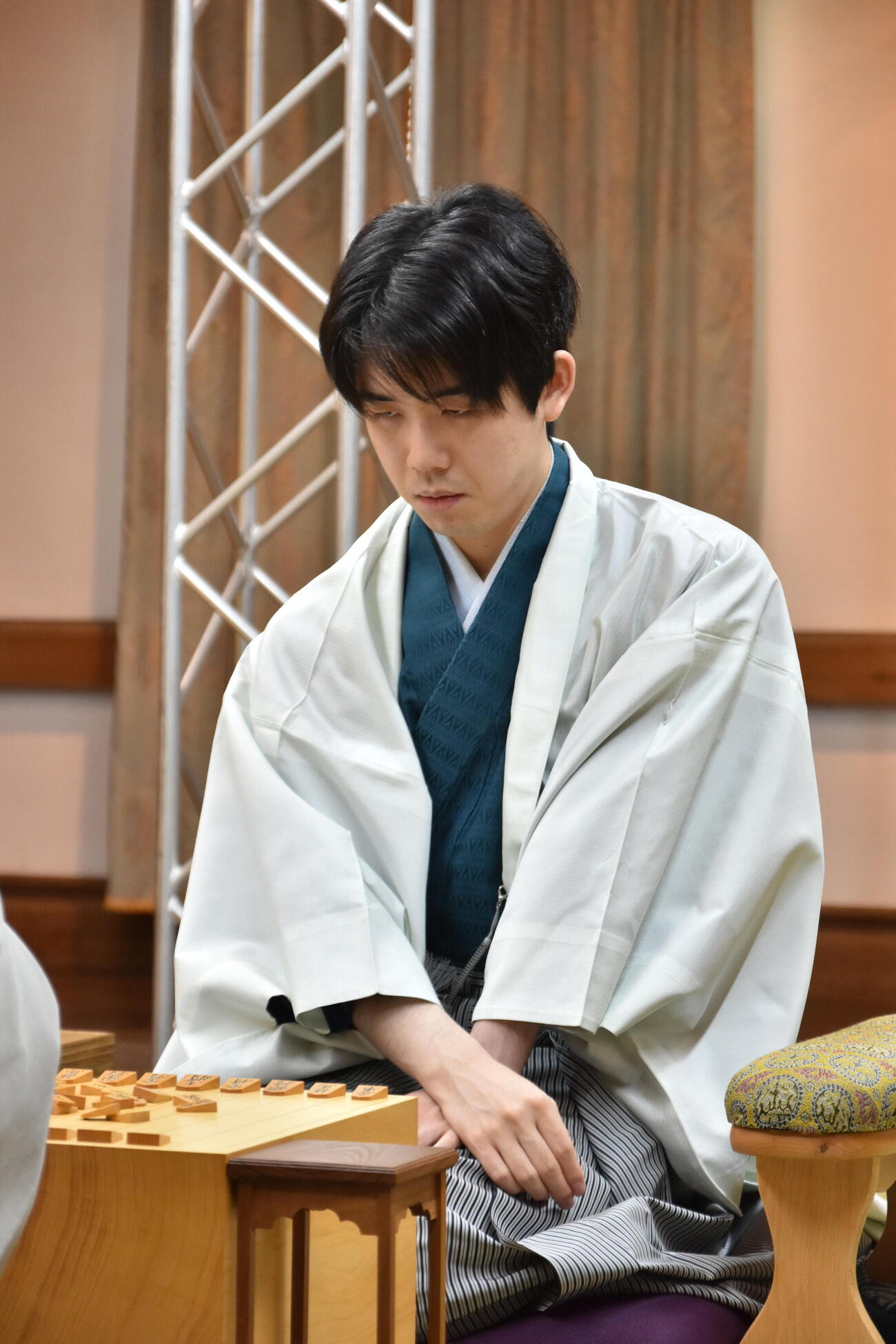 棋聖戦第2局に臨む藤井聡太棋聖（日本将棋連盟提供）