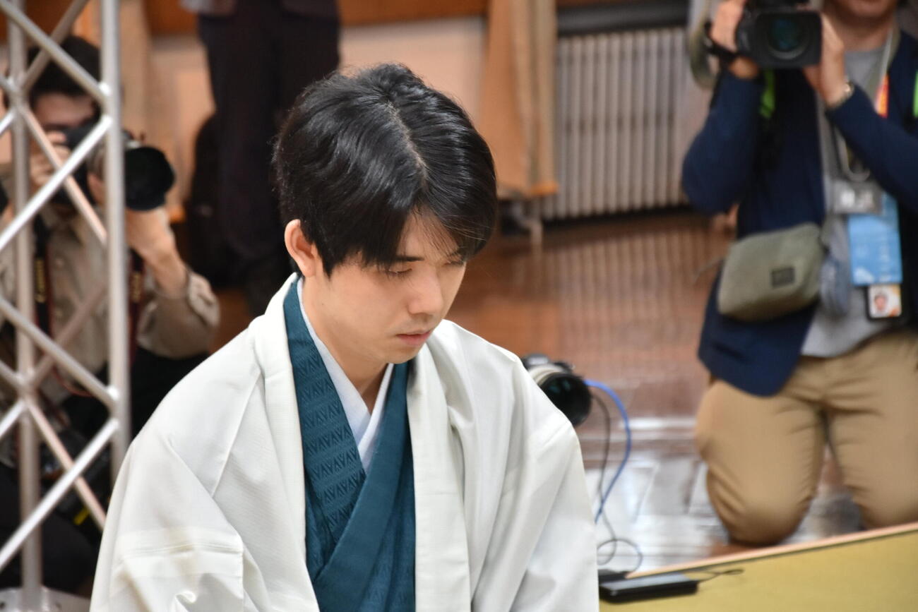 棋聖戦第2局に臨む藤井聡太棋聖（日本将棋連盟提供）