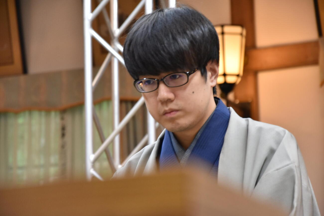 「魂の将棋」で1勝1敗に追いつきたい服部慎一郎七段（日本将棋連盟提供）