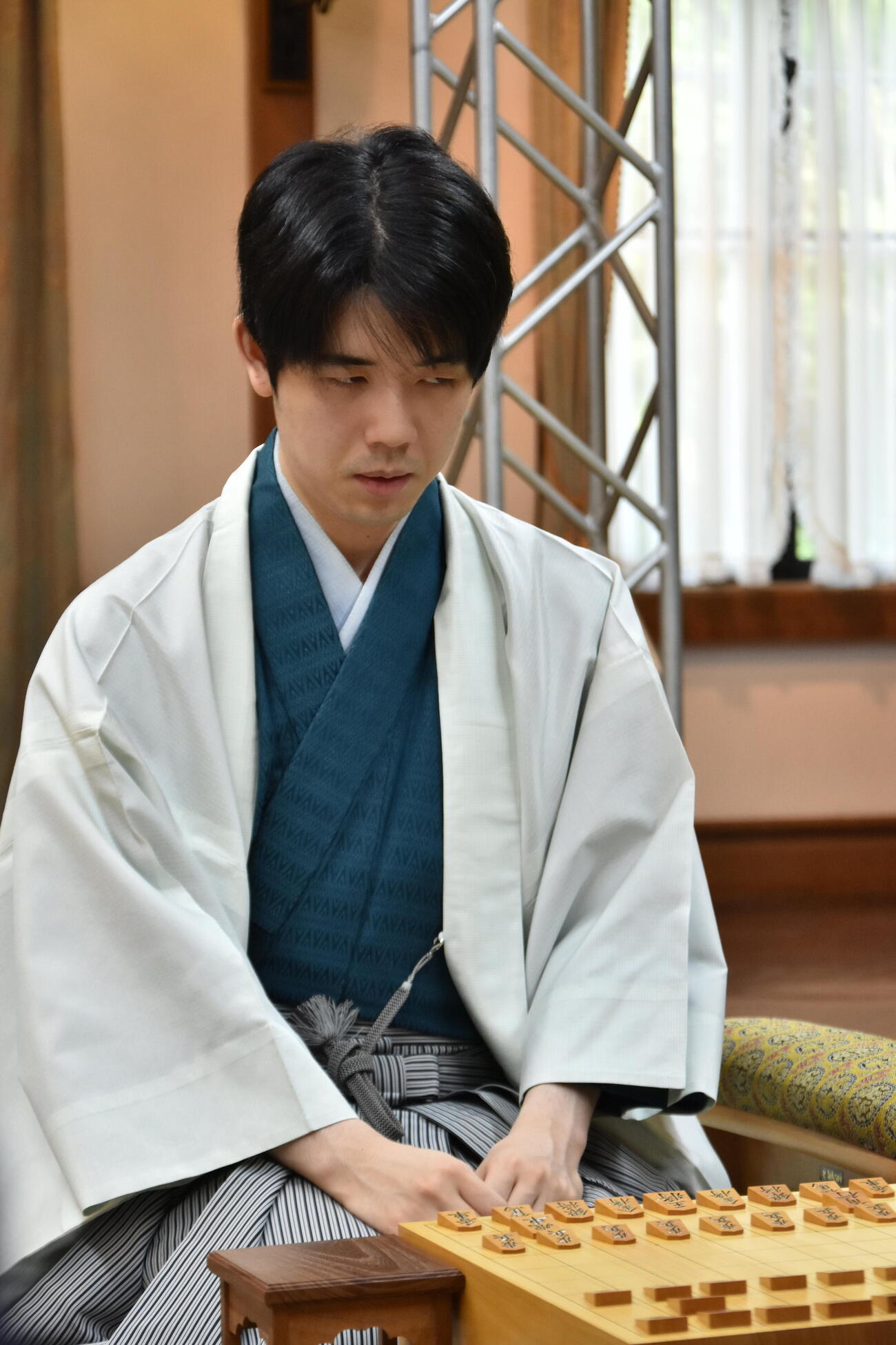 棋聖戦第2局に臨む藤井聡太棋聖（日本将棋連盟提供）