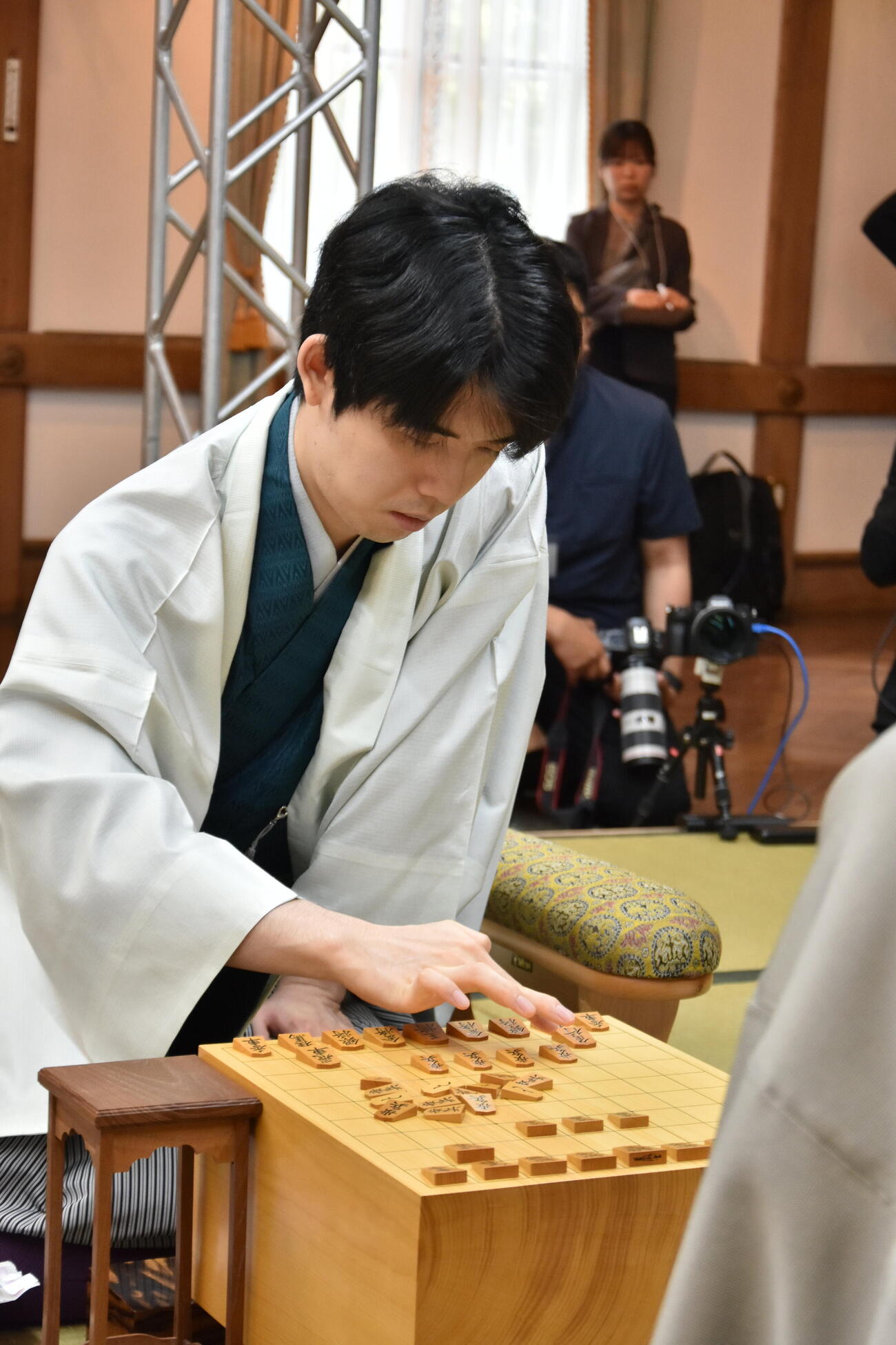 棋聖戦第2局に臨む藤井聡太棋聖（日本将棋連盟提供）