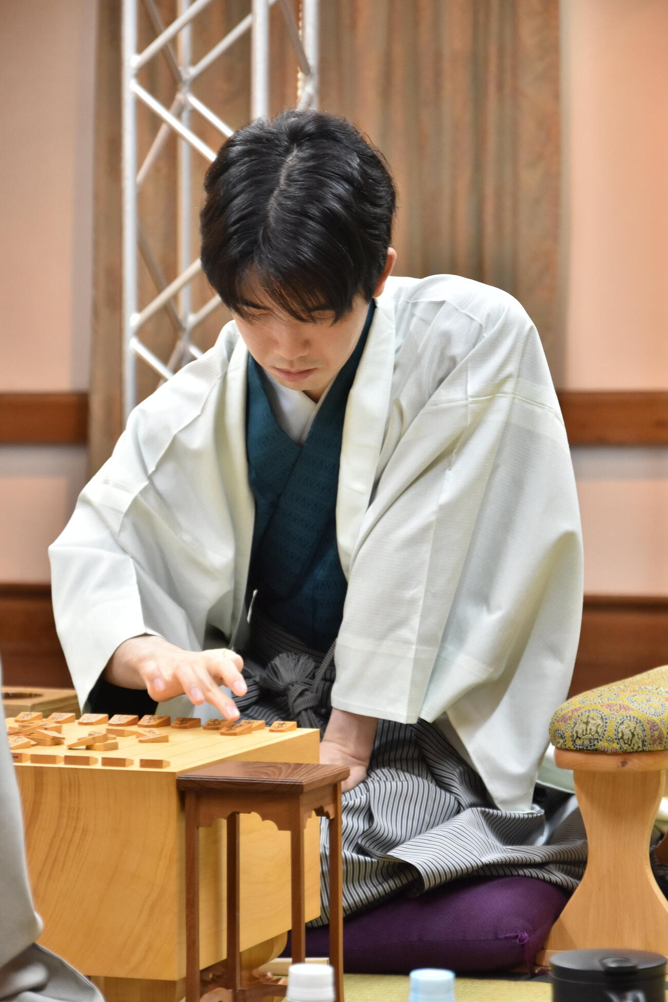 棋聖戦第2局に臨む藤井聡太棋聖（日本将棋連盟提供）