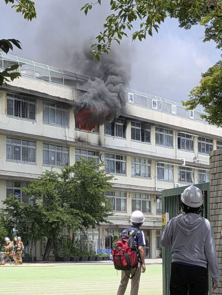 東京都北区立滝野川第三小の校舎から上がる炎と黒煙＝19日午前11時過ぎ（近隣住民提供）(共同)