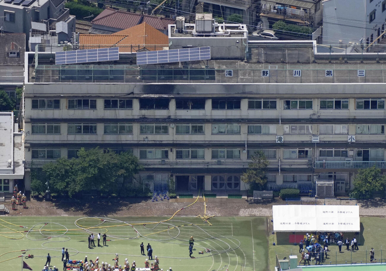 火災があった東京都北区立滝野川第三小＝19日午後0時4分（共同通信社ヘリから）(共同)