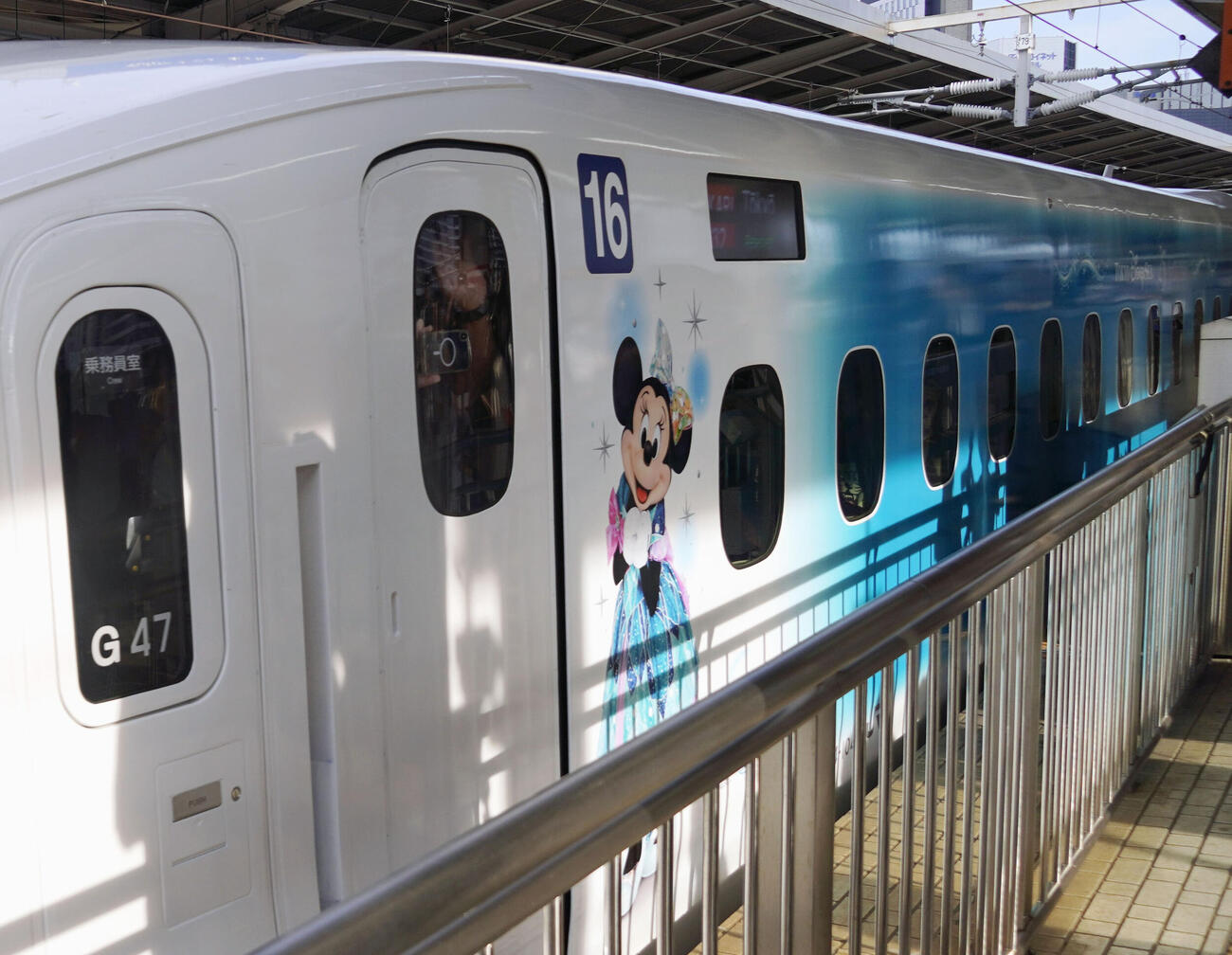 ディズニーキャラクターが側面に描かれた東海道新幹線の特別車両（共同）