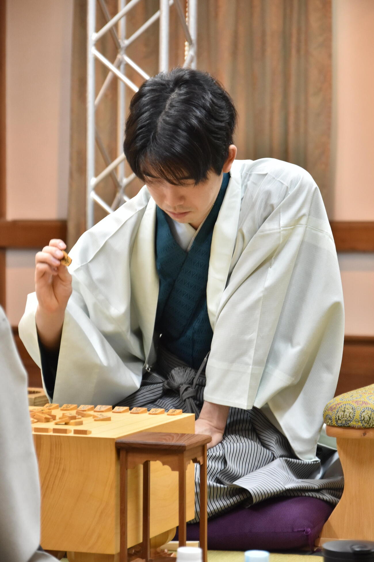 棋聖戦第2局に臨む藤井聡太棋聖（日本将棋連盟提供）