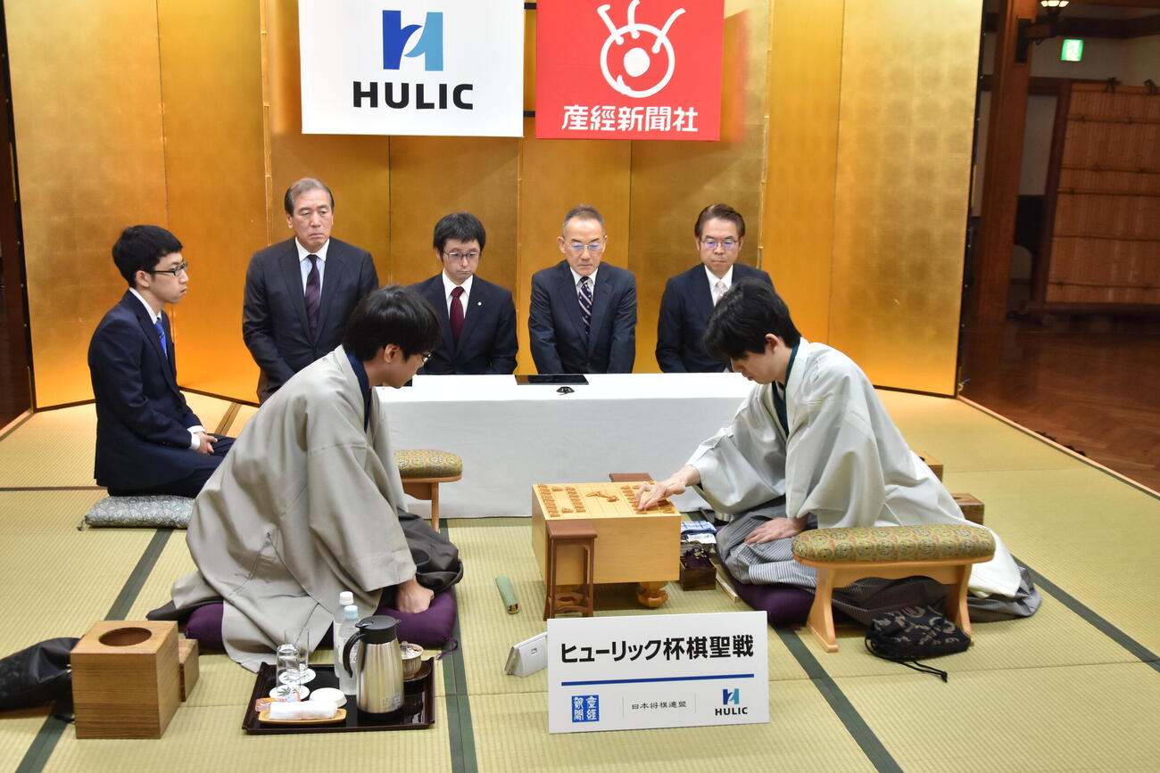 昨年の開幕局に続いて行われる日光金谷ホテルでの第2局の準備を進める先手の服部慎一郎七段（左）と藤井聡太棋聖（右、日本将棋連盟提供）
