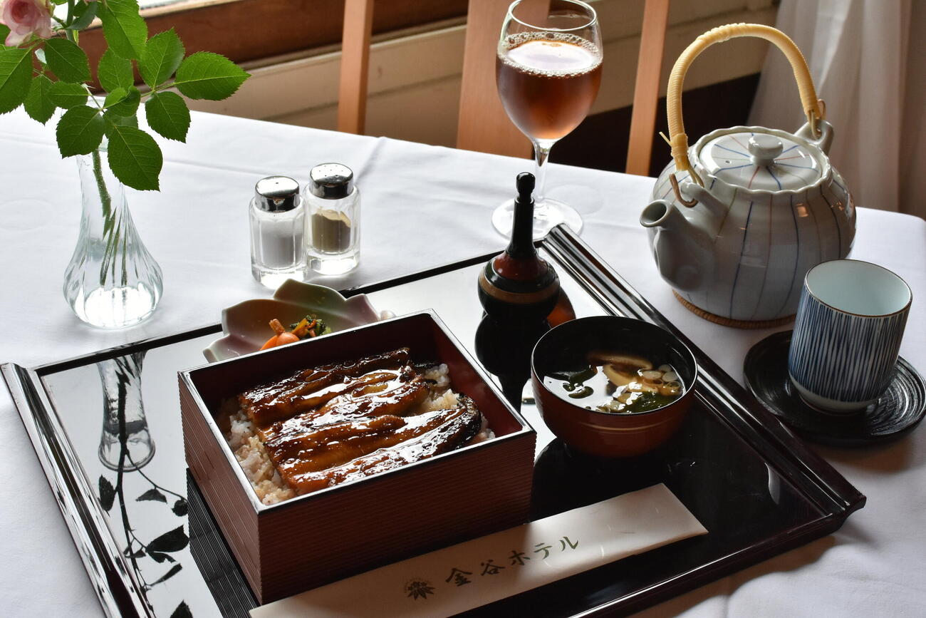 服部慎一郎七段の勝負メシは栃木県那珂川産「鰻（うなぎ）」のうな重、味噌汁、香の物、緑茶（温）、ウーロン茶（冷）（日本将棋連盟提供）