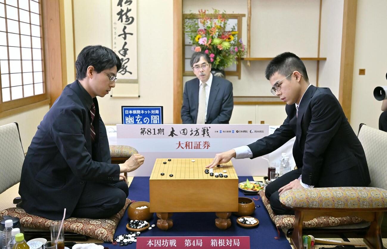 第81期本因坊戦5番勝負の第4局を終え、対局を振り返る一力遼本因坊（左）と福岡航太朗七段（共同）