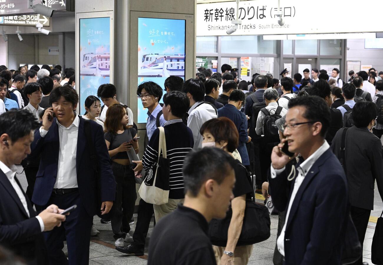 東海道新幹線が運転を見合わせ、利用客で混雑するJR名古屋駅＝19日午後7時18分(共同)