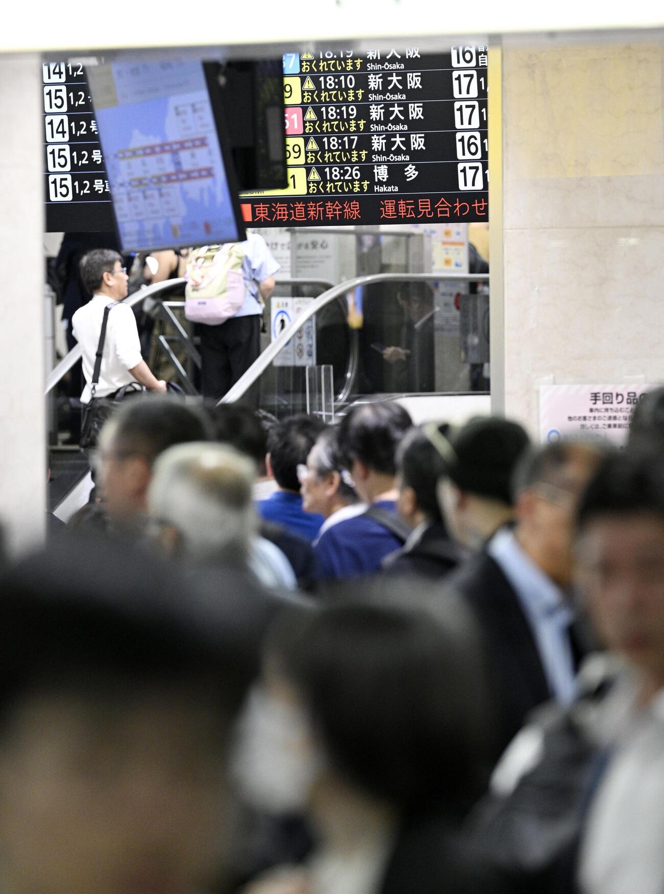 東海道新幹線が運転を見合わせたことを知らせるJR名古屋駅の電光掲示板＝19日午後7時22分(共同)