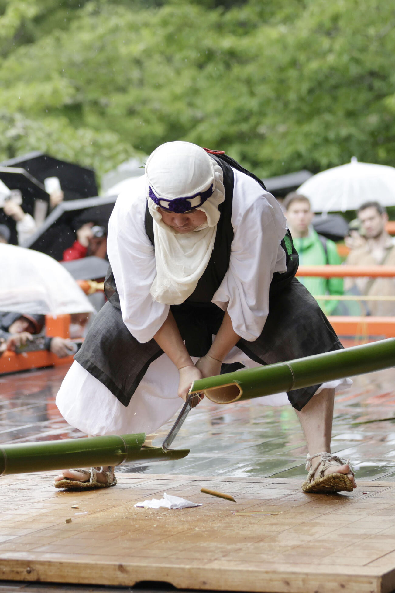 鞍馬寺の「竹伐り会式」で、大蛇に見立てた青竹をたたき切る僧兵姿の男性(共同)