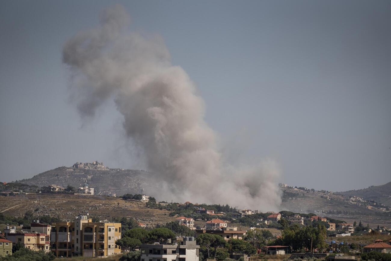 19日、レバノン南部ナバティエ近郊で、イスラエル軍の空爆後に上がる煙（ゲッティ＝共同）
