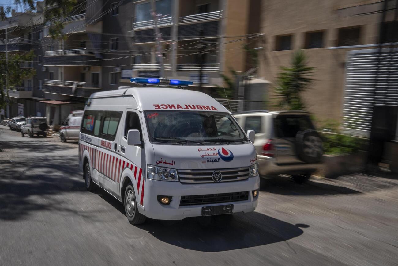 19日、レバノン南部ナバティエ近郊で、負傷者を乗せ病院に到着する救急車（ゲッティ＝共同）
