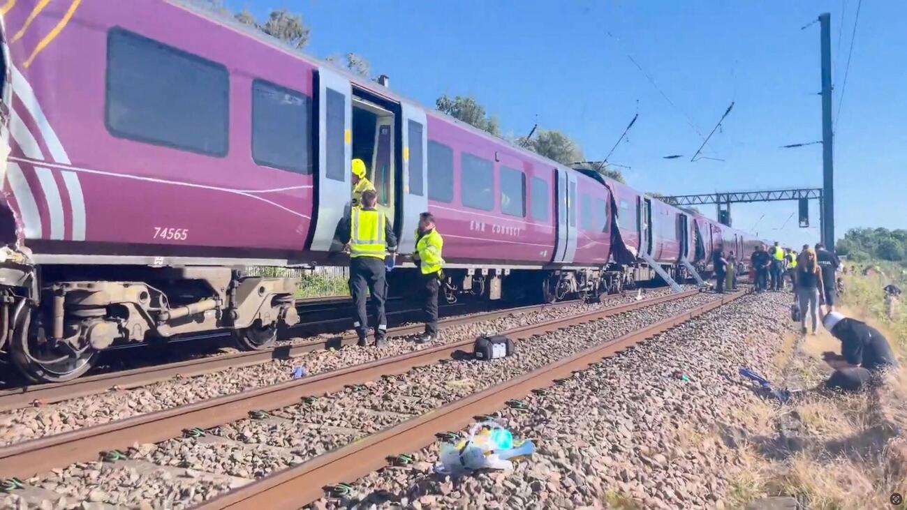 英国ベッドフォード近郊で発生した2両の列車が衝突した事故現場(ロイター)